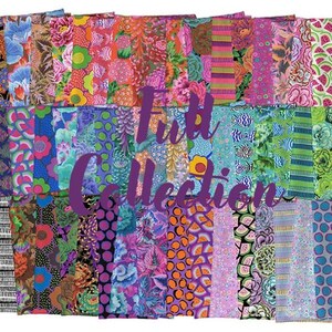 K&ouml;nnte beinhalten: Eine lebendige Sammlung von Stoffen mit Mustern in verschiedenen Farben, darunter Pink, Orange, Blau und Gr&uuml;n. Die Stoffe weisen florale, geometrische und Fruchtmuster auf. Der Text "Full Collection" ist in lila Schrift &uuml;berlagert.