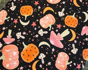 Media yarda - Saludos fantasmales: calabazas y hongos rosados sobre fondo negro de Blank Quilting Tela de algodón para Halloween ENVÍO GRATIS 90