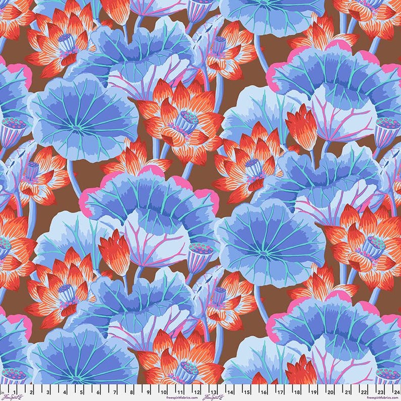 K&ouml;nnte beinhalten: Ein sich wiederholendes Muster aus stilisierten Lotusbl&uuml;ten und Seerosenbl&auml;ttern in Orange-, Blau- und Rosat&ouml;nen auf braunem Hintergrund. Das Design zeigt detaillierte florale Elemente und erzeugt ein lebendiges und k&uuml;nstlerisches Textilmuster.