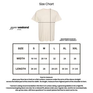 The image is a size chart for a gym weekend t-shirt, providing measurements for different sizes such as S, M, L, XL, and XXL. The chart includes a diagram of the t-shirt and instructions on how to measure the size.