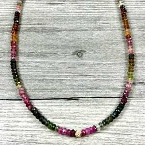 Prachtige veelkleurige gefacetteerde toermalijn rondelle ketting met goudgevulde fancy accentkraal / 17" lange ketting / edelstenen van AAA-kwaliteit
