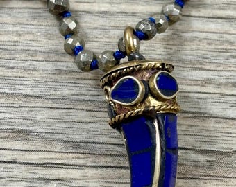 Fantastiskt lapis hornformat hänge på ett handknuten fasetterat runt pyrithalsband / Boho hornhängehalsband / Handknutna pyritpärlor