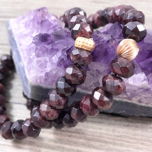 Large Garnet Rondelle Bracelet with Gold Filled Accent Bead / Matte or Polished Accent Bead / Faceted Garnets / Women&#39;s Stretch Bracelet