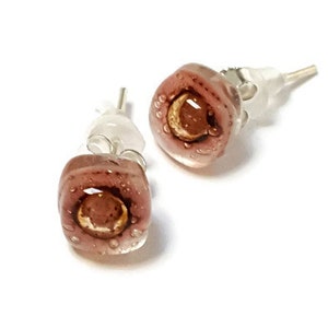 Kleine Post rosa und braune Ohrstecker. Recycelte Fused Glas | Etsy