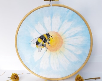 Embroidery Original Artwork - Bee on a Flower - Embroidery hoop, Wallhanging decor, Wallart Decor, Home Decor, Embroidery Art / Sandycraftuk
