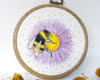 Embroidery Original Artwork - Bee on a Flower - Embroidery hoop, Wallart Decor, Home Decor, Embroidery Art / Sandycraftuk