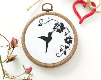 Embroidery Original Artwork - Hummingbird and flowers in black - Embroidery hoop, Wallhanging decor, Wallart Decor, Home Decor / Sandycraft