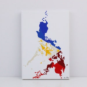 Könnte beinhalten: Ein Gemälde der Philippinen, wobei die Farben der Landesflagge verwendet werden, um die Inseln darzustellen. Die Flaggenfarben sind Blau, Weiß, Rot und Gelb.
