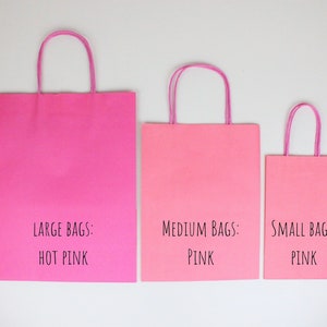 Pu&ograve; includere: Tre sacchetti regalo di carta rosa di diverse dimensioni. Il sacchetto pi&ugrave; grande &egrave; etichettato "SACCHETTI GRANDI: ROSA CALDO", il sacchetto medio &egrave; etichettato "SACCHETTI MEDI: ROSA", e il sacchetto pi&ugrave; piccolo &egrave; etichettato "SACCHETTI PICCOLI: ROSA".
