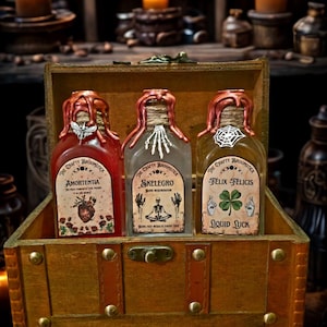 Può includere: Un cartello in legno fatto a mano con la scritta "Welcome" in un carattere giocoso. Il cartello presenta uno sfondo bianco invecchiato e una cornice in legno tinto scuro. Dimensioni: circa 30 cm di larghezza e 15 cm di altezza.