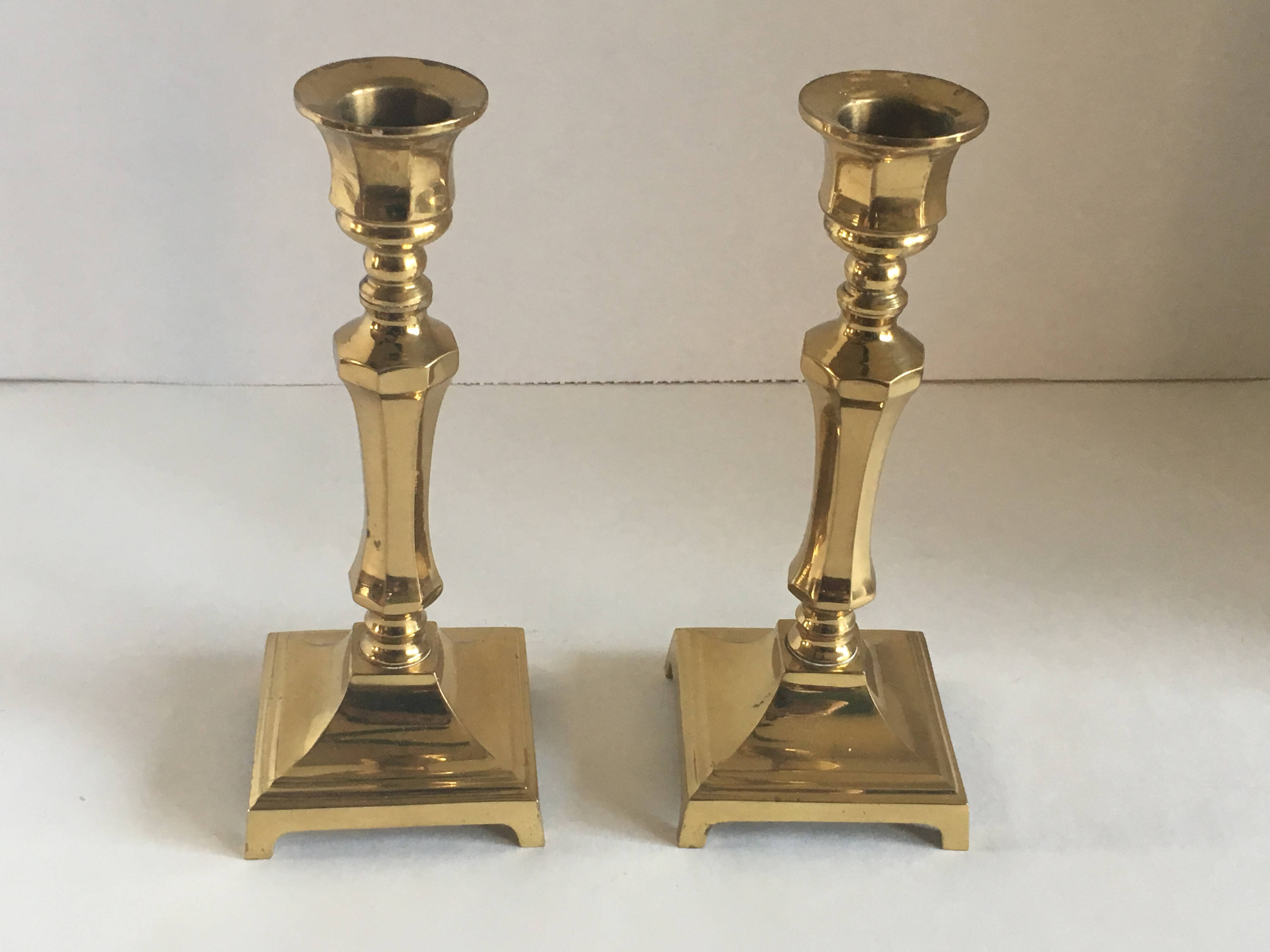 Paire de grands chandeliers-bougeoirs en bois doré, période Directoire française