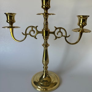 Candélabre vintage en laiton poli à trois bras, bougeoir, bougeoir de style victorien bougeoir