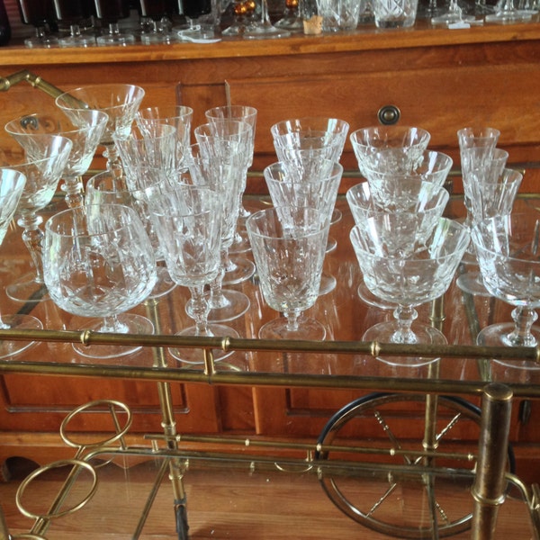 Ensemble de 9 vintage Crystal Cut, Vertical, Criss Cross & Thumbprint Norfolk Pattern Stemware par Clapperton pour Birks Canada