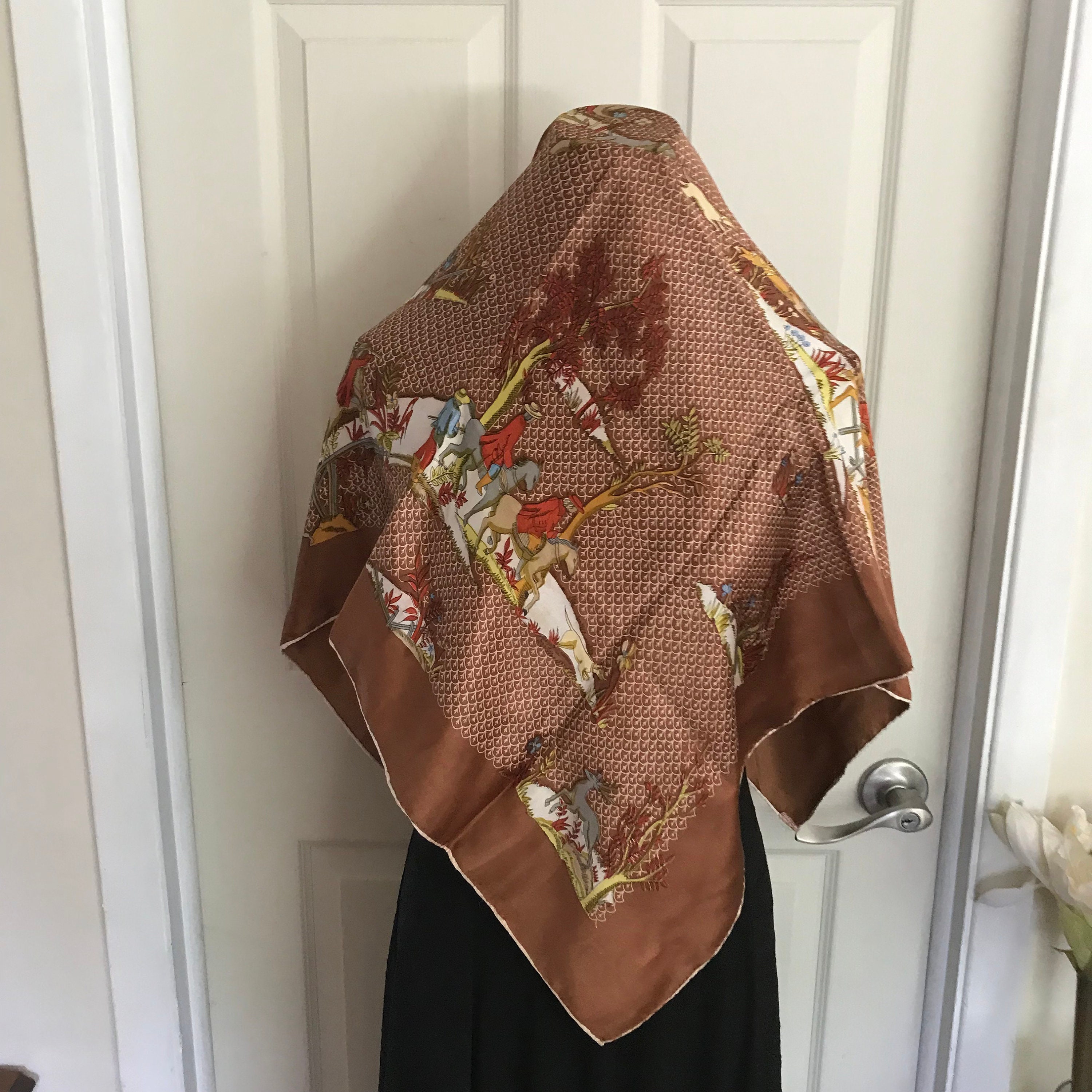 Foulard En Soie 100% Neuf Avec étiquettes - 180x90 Cm - Motif Pois Multicolore - Élégant Et BCBG