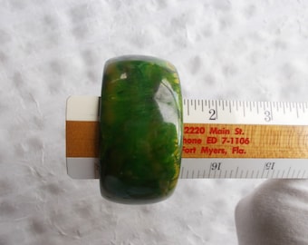 Vintage 1 3/8&quot; Wide Bakelite Spinach Marbled Green Bangle Bracelet