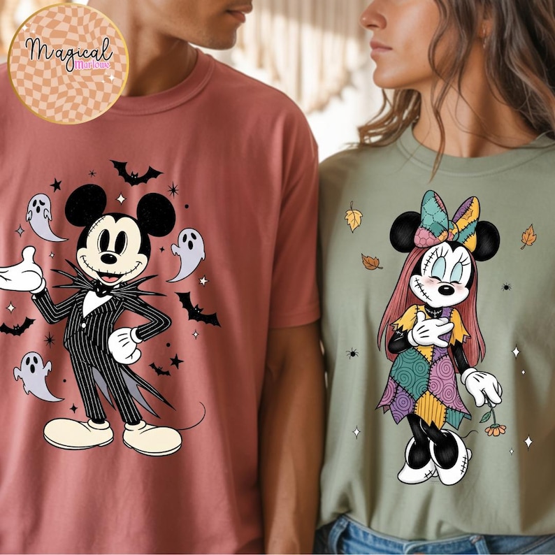 Pu&ograve; includere: Due magliette, una rosa antico e una verde salvia, con grafiche di personaggi Disney a tema Halloween. La maglietta rosa antico presenta un design di Topolino Jack Skellington con pipistrelli e fantasmi. La maglietta verde salvia ha un design di Minnie Sally con foglie autunnali.