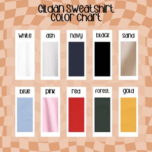 Pu&ograve; includere: Una tabella colori per felpe Gildan, con campioni di bianco, cenere, blu navy, nero, sabbia, blu, rosa, rosso, verde foresta e oro. Il testo "Gildan Sweatshirt COLOR CHART" &egrave; in alto.