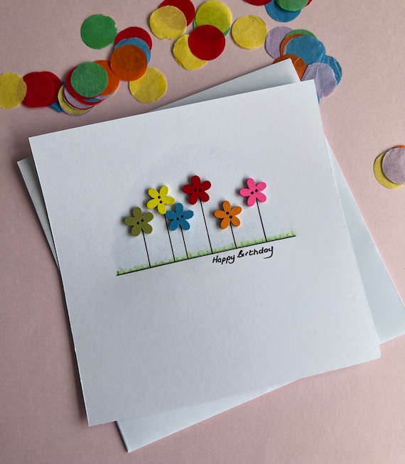 Carte fleurie et colorée en relief avec une enveloppe dessinée