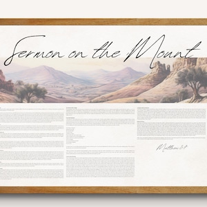 Puede incluir: Una impresión enmarcada con el texto "Sermon on the Mount" sobre una pintura de paisaje de montañas y un valle. La impresión incluye texto de Mateo 5-7 y está enmarcada en un marco de madera.