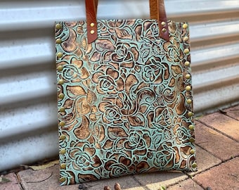Bolso tote de piel repujada, estampado floral turquesa, remachado, 2 bolsillos con cremallera, gancho para llaves, cierre magnético, hecho a mano.