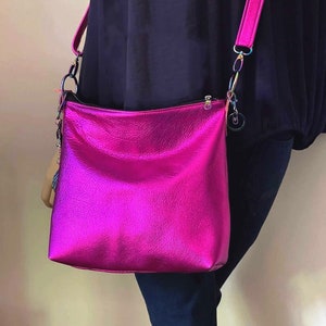Sac à bandoulière rose fuchsia métallisé, sac doublé, poches zippées, poches plaquées, cuir métallisé souple de qualité supérieure, choix de la taille, choix du matériel