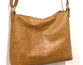 Bolso bandolera de piel natural color camel repujada, con relieve de rosa vintage, bolsillos, cierre de cremallera, bolsillo con cremallera
