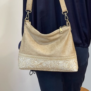 Bolso de piel color crema marfil repujado, piel color canela, bandolera ajustable, bolso de hombro, cremalleras fáciles de deslizar, opciones de forro, bolsillos deslizantes y con cremallera