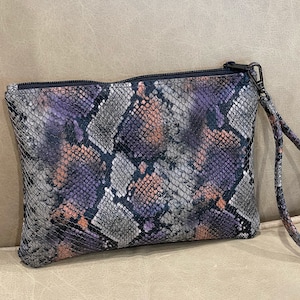 Pulsera de cuero clutch con estampado de serpiente, bolso de cuero liso, idea de regalo para damas, bolso con textura de cobra, bolsillo interior, correa de muñeca desmontable