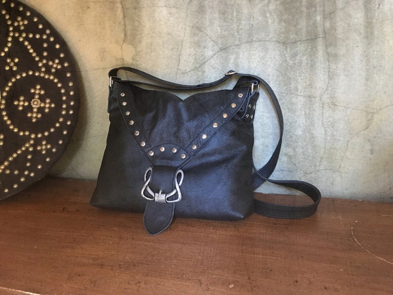 Handmade Black Leather Crossbody Bag, Studded Flap, Adjustable Strap, antique brass or silver bild 10