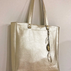 プラチナゴールドメタリックレザートート、内側にジッパー付きレザーポケット、フリーレザー財布、ソフトでリラックスしたレザートート、プレミアムメタリック、2サイズ