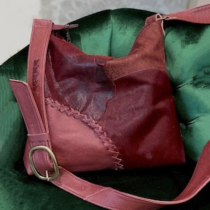 Crossbody aus weinrotem Vintage-Rindsleder, Boheme-Prägung, Schnürung, verstellbarer Riemen, Hardware- & Futteroptionen, Reißverschluss, Taschen