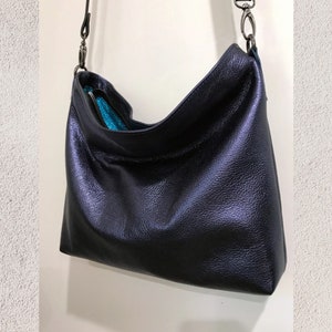 Metallische marineblaue Leder Umhängetasche oder Crossbody, verstellbarer Riemen, Reißverschlusstasche, gefütterte Einstecktaschen, Futteroptionen, Schlüsselhakenverschluss