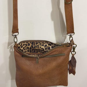 Umhängetasche aus Leder in Eichenbraun mit Vintage-Finish, weiches Leder, 2 Größen, Futteroptionen, Taschen, Reißverschluss, Riemen anpassen