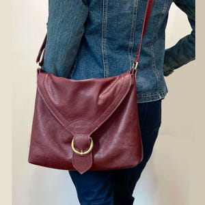 Burgunderrote Ledertasche mit Klappe, Vintage gegerbtes Leder, weiches starkes Rindsleder, Futtermöglichkeiten, Taschen, Reißverschlusstasche, Magnetverschluss