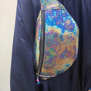 Riñonera de cuero con efecto de mancha de aceite, riñonera de cuero con colores del espectro arcoíris, bolso de cadera iridiscente color petróleo imagen 2