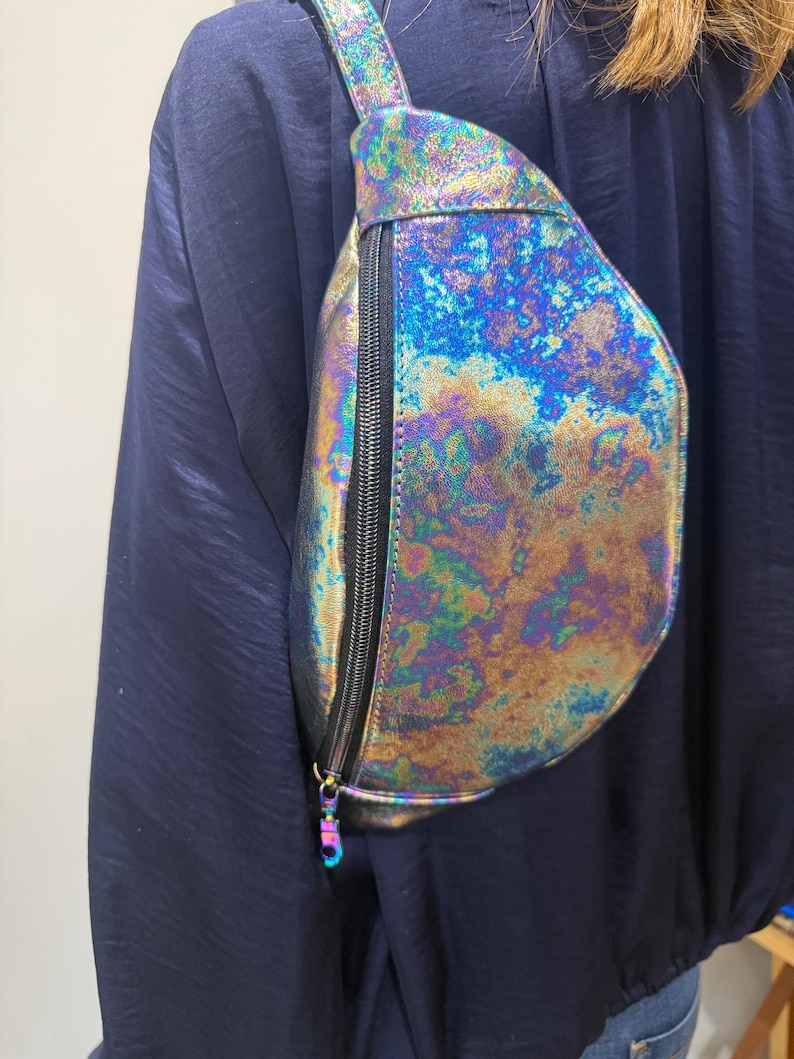Riñonera de cuero con efecto de mancha de aceite, riñonera de cuero con colores del espectro arcoíris, bolso de cadera iridiscente color petróleo imagen 2