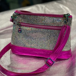 Sac à bandoulière holographique et rose fuchsia, petit sac à main doublé, poche, sac à main rose métallisé, fermeture à glissière, cuir souple, bandoulière réglable