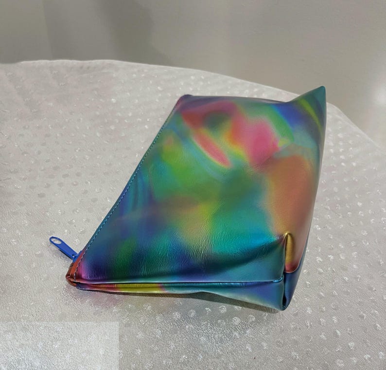 Monedero de cuero con diseño prismático de arcoíris metálico, regalo de cuero, forrado, bolsa de cosméticos, opciones de tamaño, regalo de cumpleaños, cuero europeo premium, Navidad imagen 6