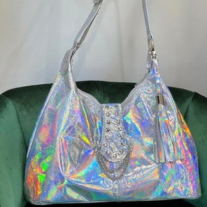 Holografische Leder Hobo, 2 Größen, Hardware-Optionen, verstellbarer Riemen, Nieten und Kette, italienisches Premiumleder, Futter-Optionen
