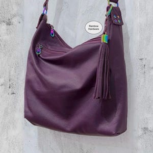 Lila Leder verstellbare Umhängetasche, Ledergeldbörse, Premium-Vollnarbenleder, Futteroptionen, Reißverschlusstasche, spezielles Geldbörsenangebot