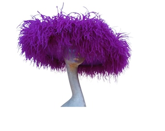 Emma - Gorro extra grande con boa de plumas de avestruz en morado bicolor