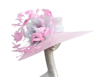 Philipa - Extra großer Hut in Orchideen-Pink mit silbergrauer Organza-Blüte & pinken Federn