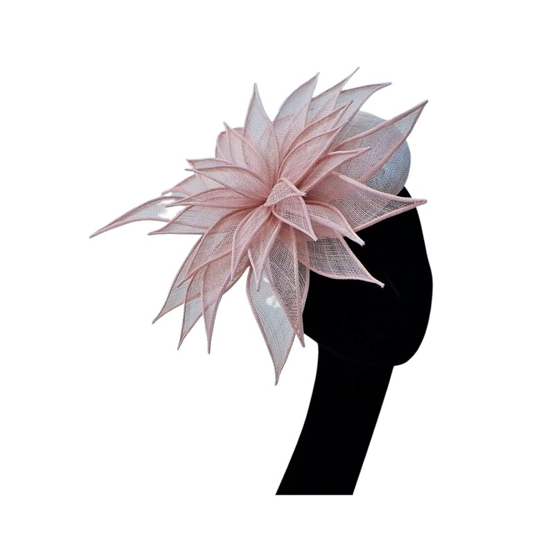 Op de afbeelding: Een roze en witte fascinator met een groot, gelaagd bloemmotief. De bloem is gemaakt van een delicate, doorschijnende stof.