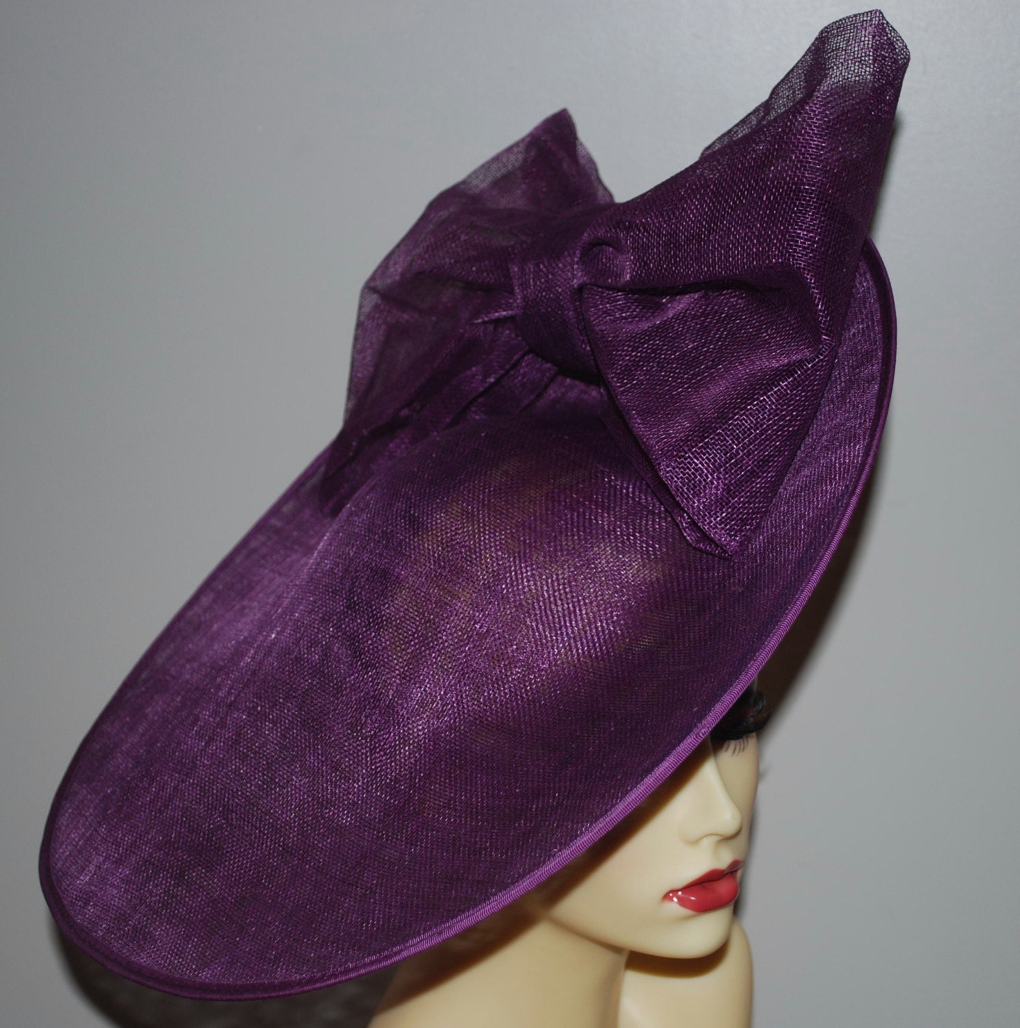 Round Damson Feature Saucer Hatinator 