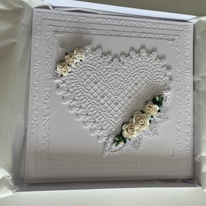 Lindo cartão de casamento em caixa com coração de renda