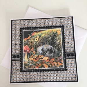 Hérisson mignon dans la carte de feuilles carte blanche -image par Pollyanna Pickering