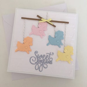 Mignon, nouveau bébé, carte de félicitations