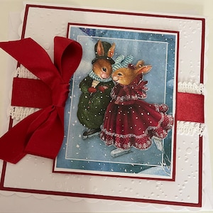 Coniglietti pattinatori di Holly Pond Hill, davvero speciali, decorati con decoupage, biglietto di Natale