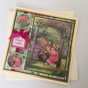 Tarjeta de aniversario de conejo realmente linda de la gama Holly Pond Hill del artista Susan Wheeler.