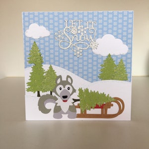 Cartão exclusivo de cena de inverno com cachorro husky muito agradável em uma cena de neve.